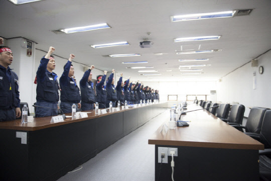 한국지엠 노사가 이날 오후 2시께 인천 부평공장에서 폐쇄회로(CC)TV 합의 문제로 무산됐던 8차 교섭을 진행했다. 지난 12일 전국금속노동조합 한국지엠지부 교섭 위원들이 교섭장에서 사측에 교섭 재개를 촉구하고 있다. <전국금속노동조합 한국지엠지부>